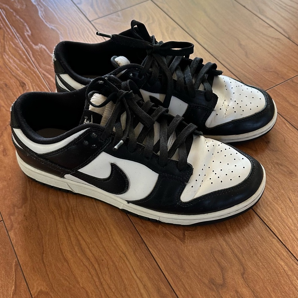 Nike Men's Panda Dunks Black and White Sneakers